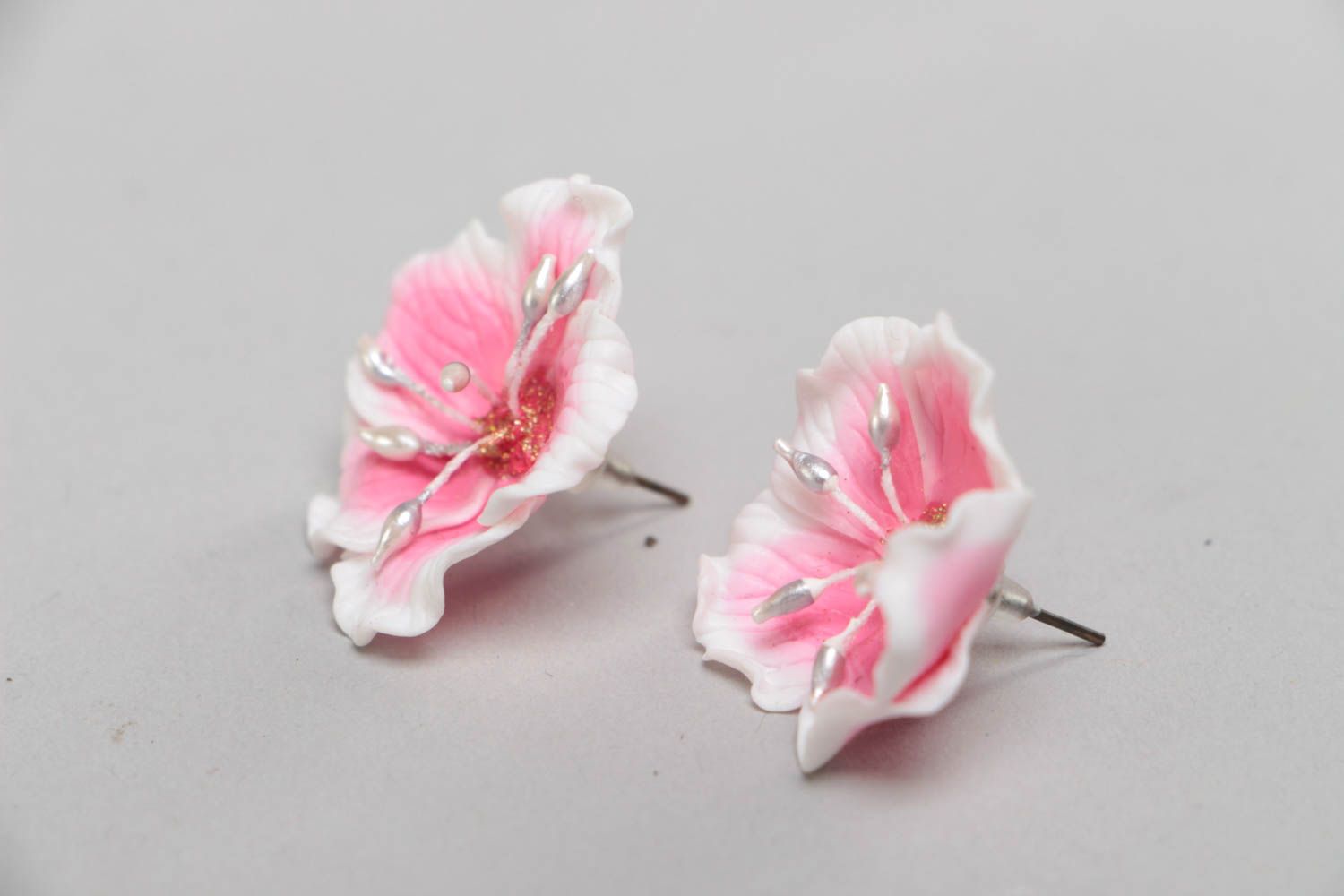 Handgemachte stilvolle elegante Blumen Ohrstecker aus Polymer Ton Frauen Schmuck foto 3