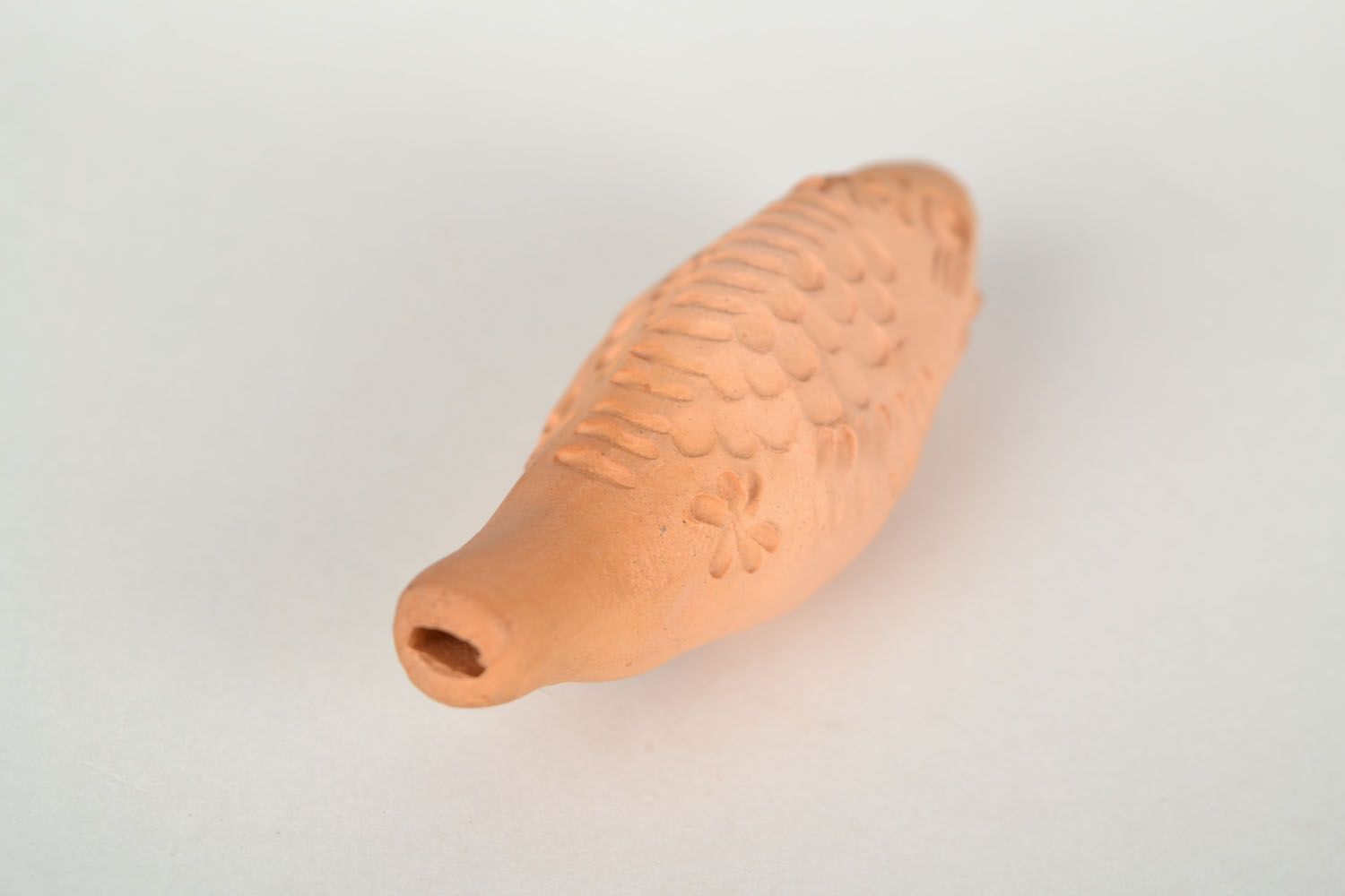 Apito de argila brinquedo de cerâmica artesanal em forma do peixe  foto 5