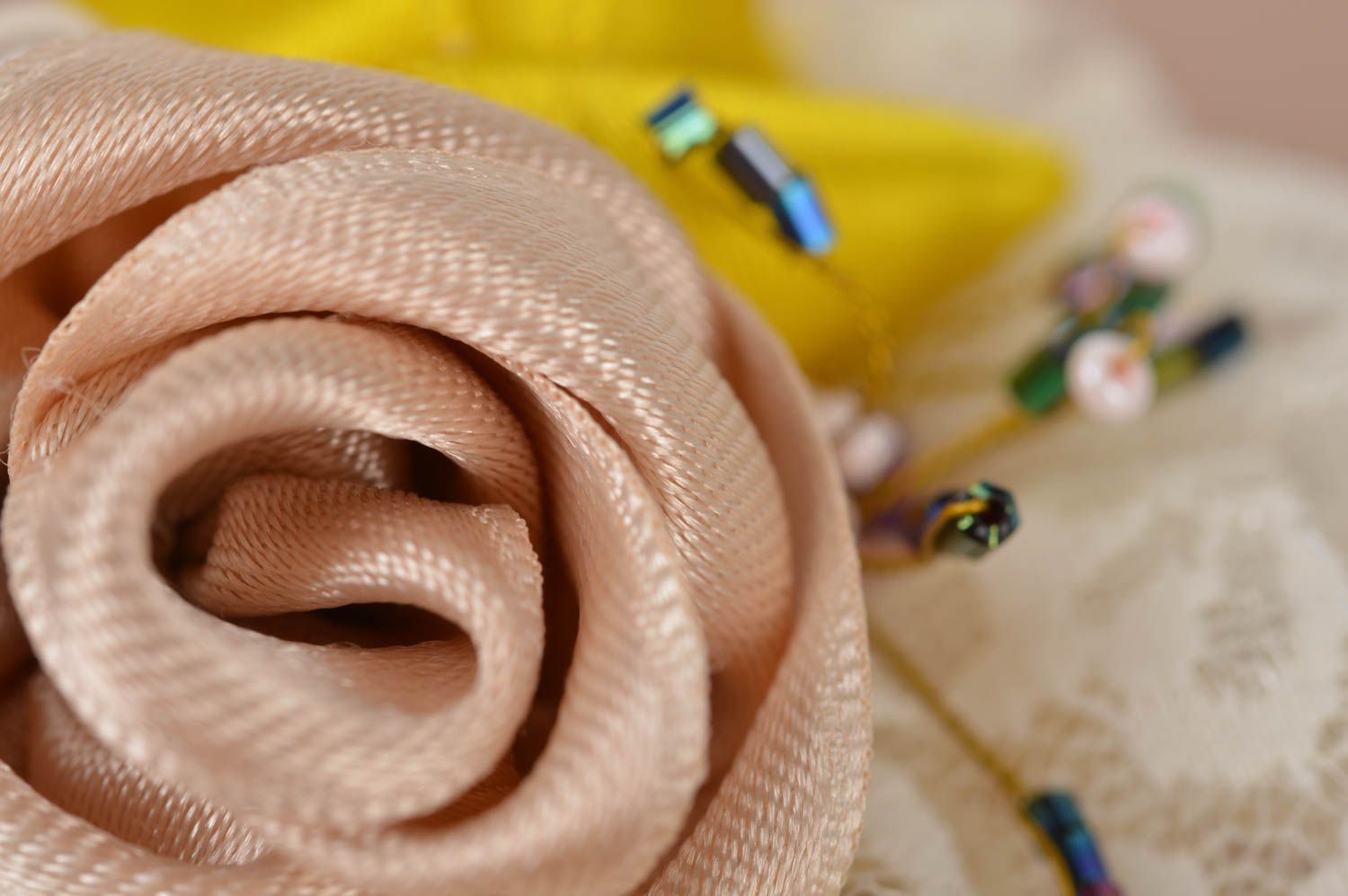 Красивая брошь заколка с цветами из атласных лент ручной работы Букет из роз  фото 5
