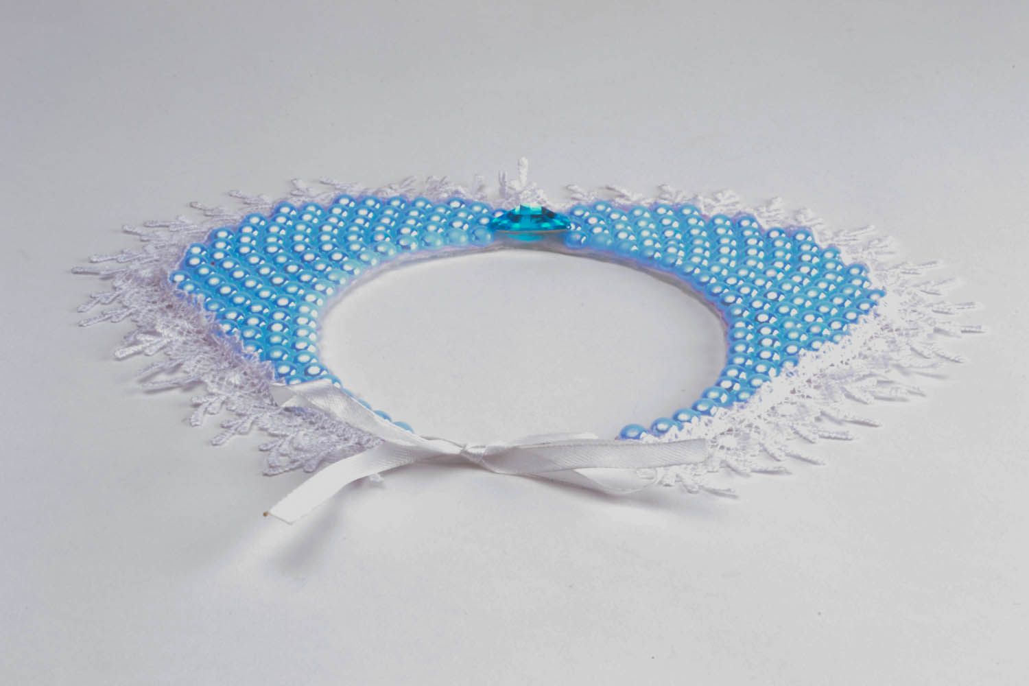 Collar made of beads and lace photo 3