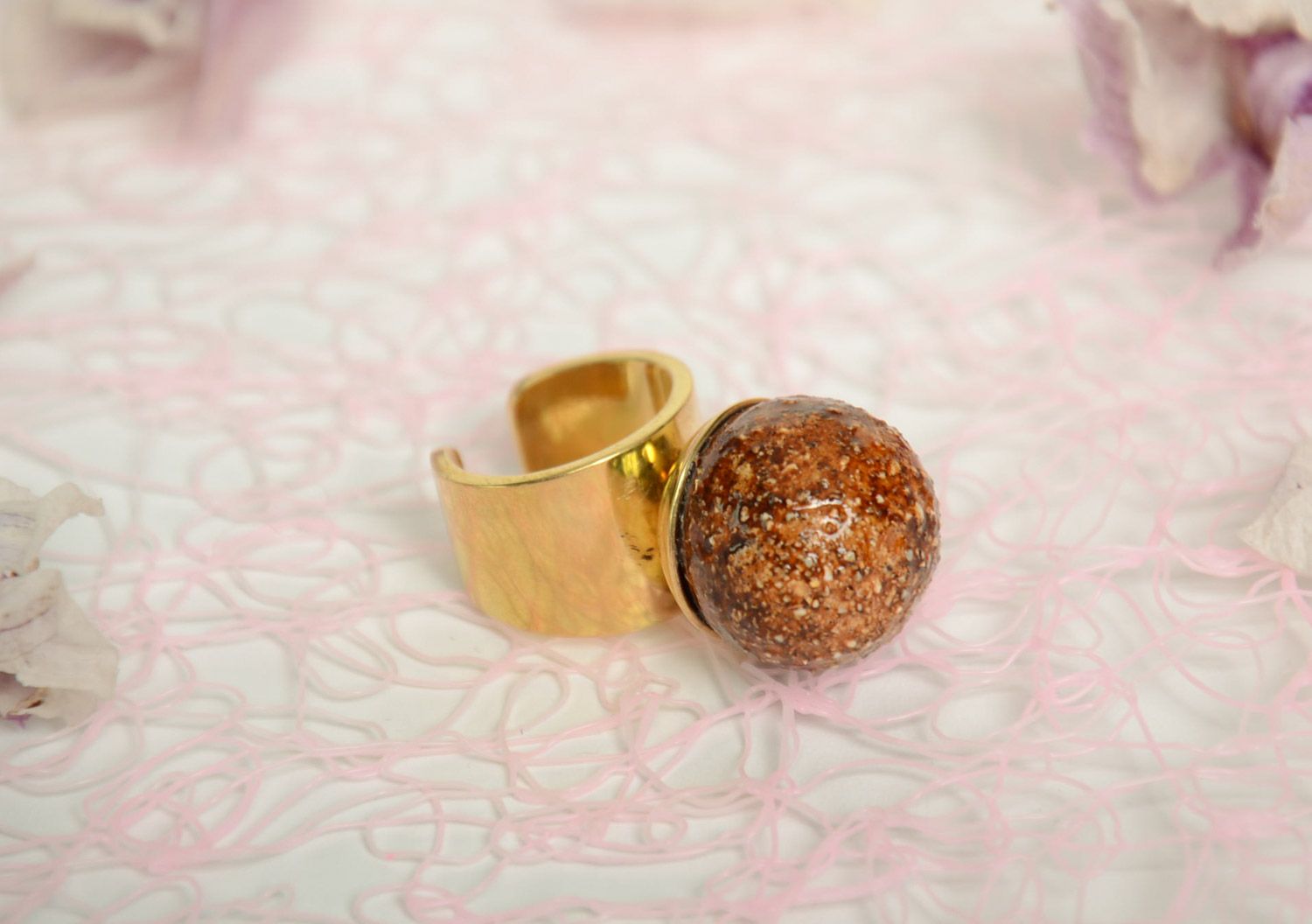 Кольцо из керамики с латунной основой под золото ручной работы коричневое фото 1