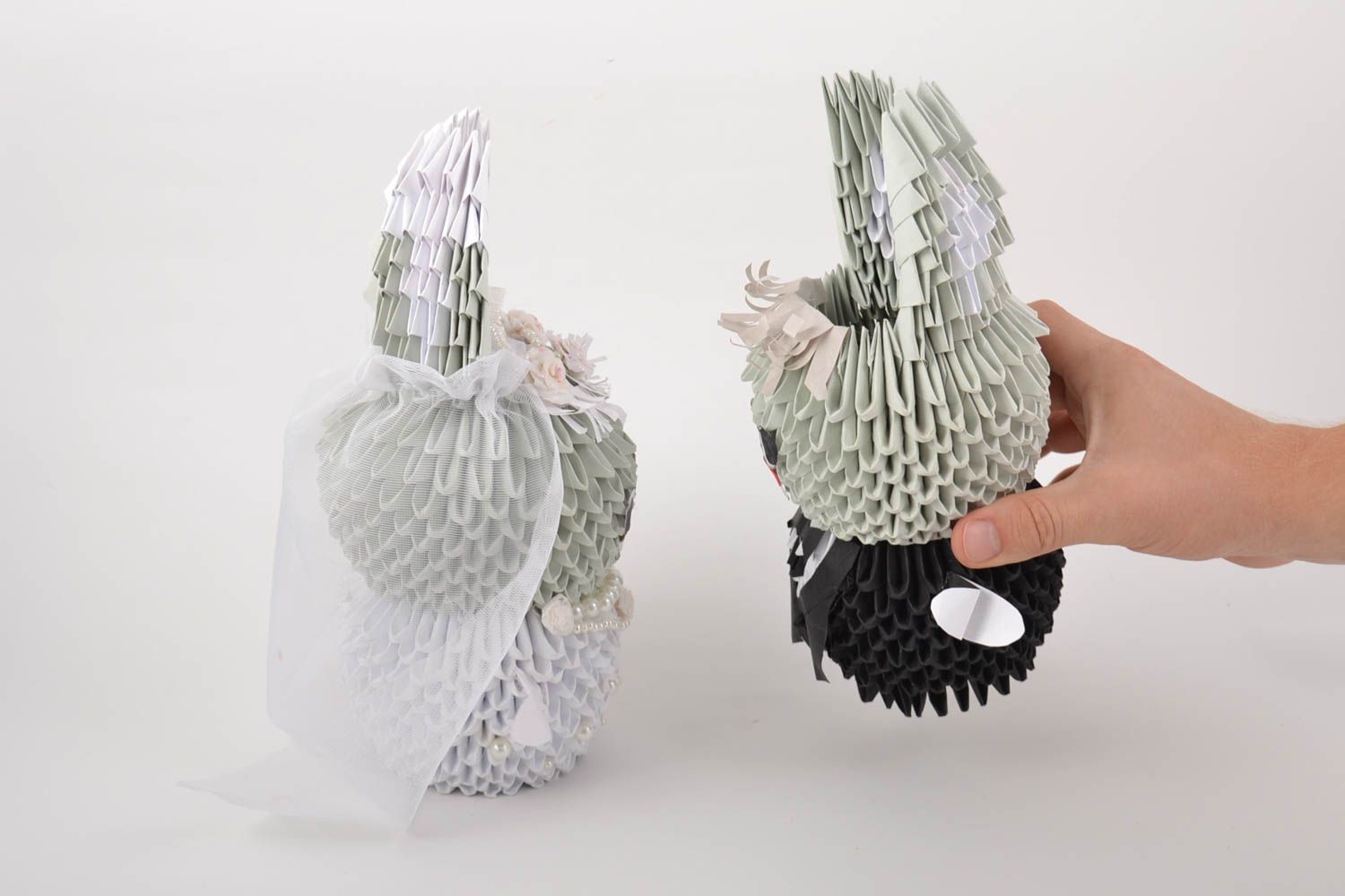 Набор фигурок зайчиков жених и невеста из бумаги в технике оригами ручной работы фото 4