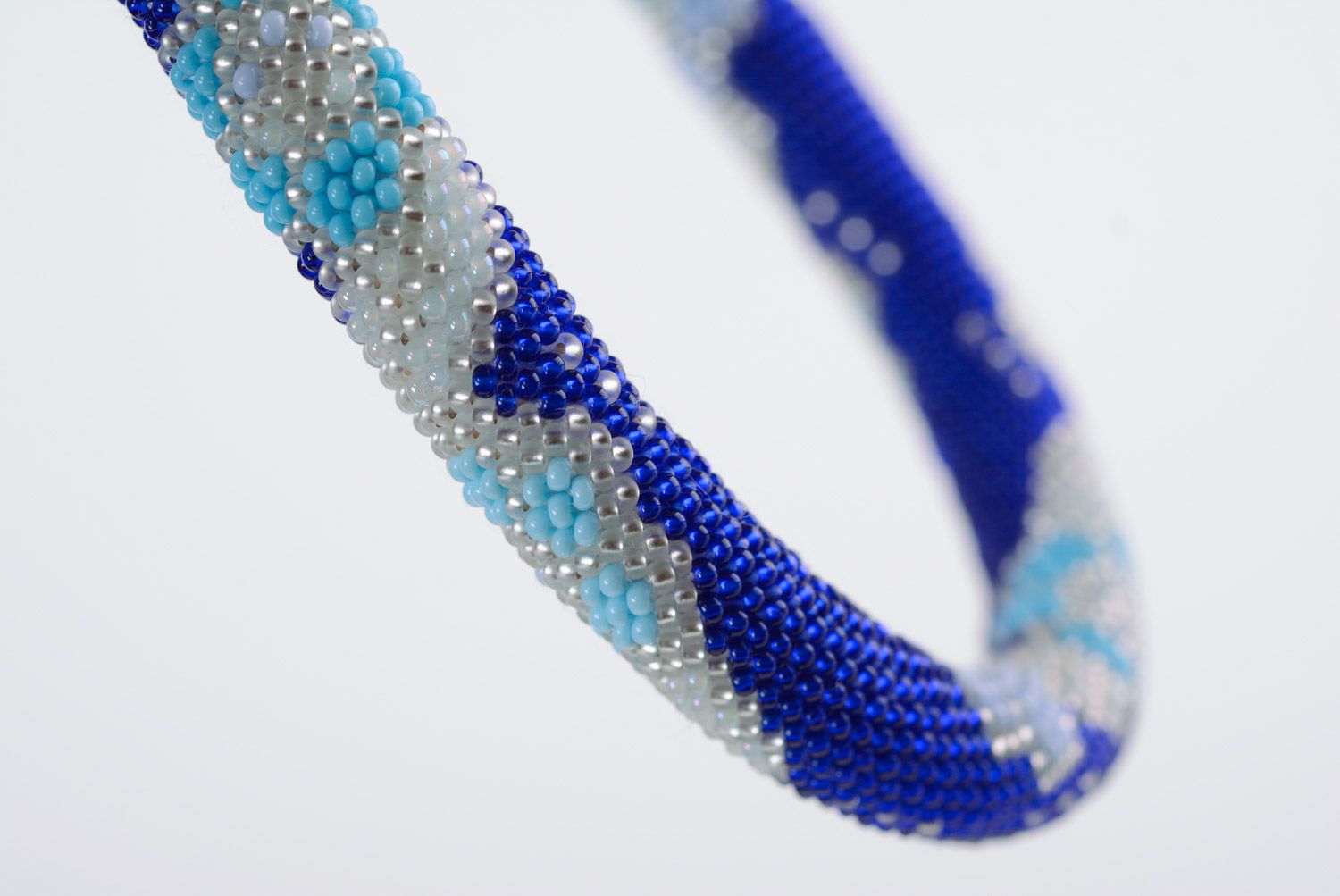 Жгут из бисера плетеный вручную сине голубой короткий с регулируемым размером фото 5