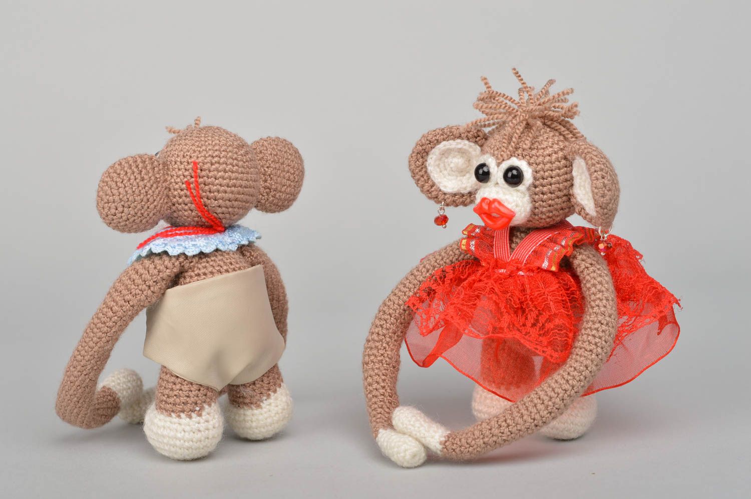 Комплект авторских игрушек в виде обезьянок ручной работы 2 шт для декора фото 2