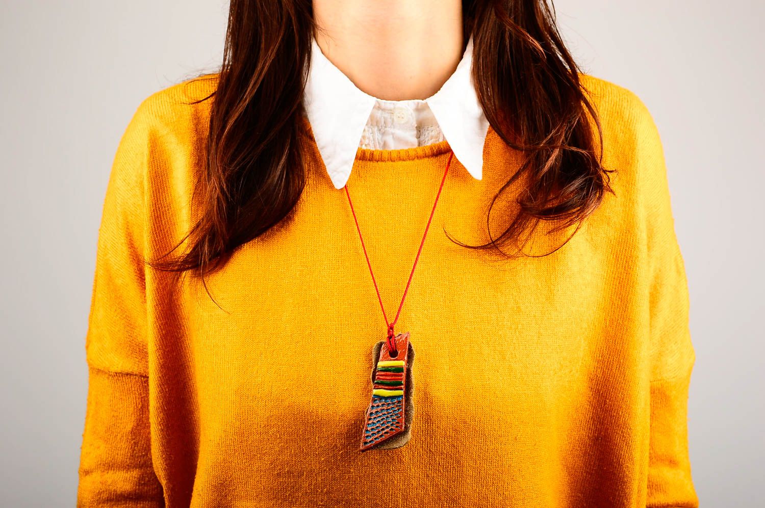 Pendentif céramique cuir Bijou fait main multicolore cordon Accessoire femme photo 2