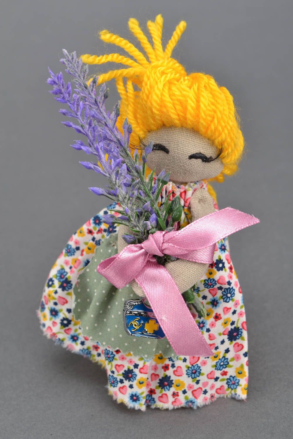Künstlerische Puppe aus Stoff Mädchen mit Lavendel foto 1