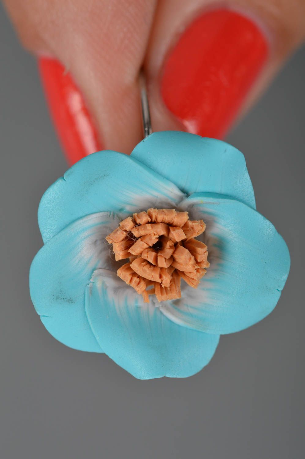 Pendientes de arcilla polimérica pequeños artesanales con flores azules foto 3