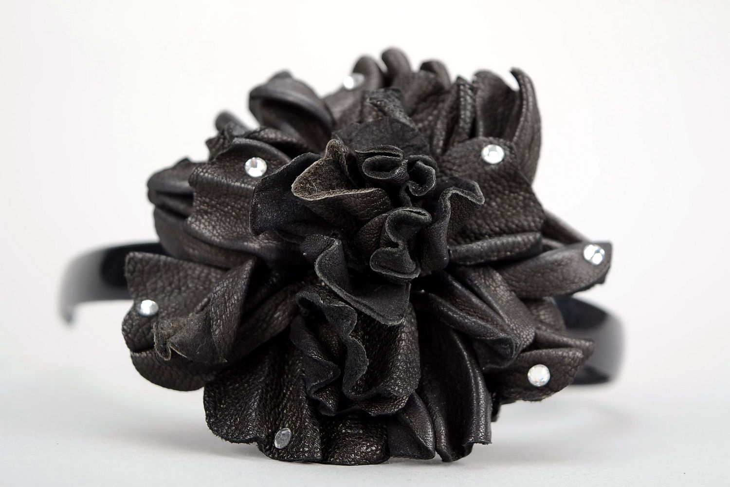 Diadema, corona para la cabeza, cuero, plástico “Flor negra” foto 2