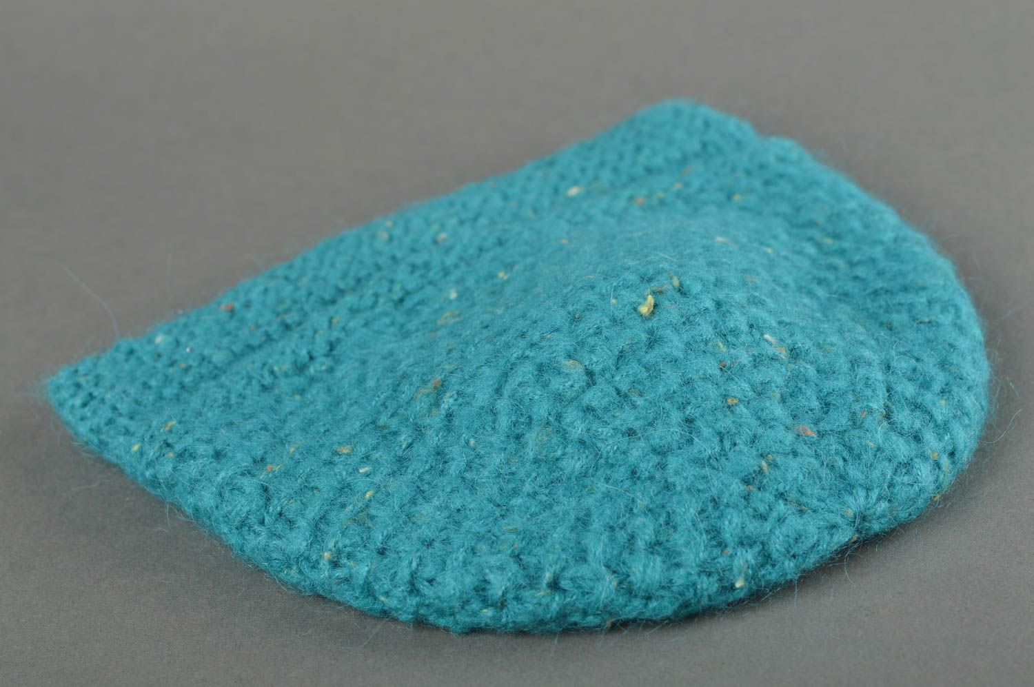 Handmade moderne Mütze schöne gehäkelte Mütze modisches Accessoire in Türkisblau foto 3