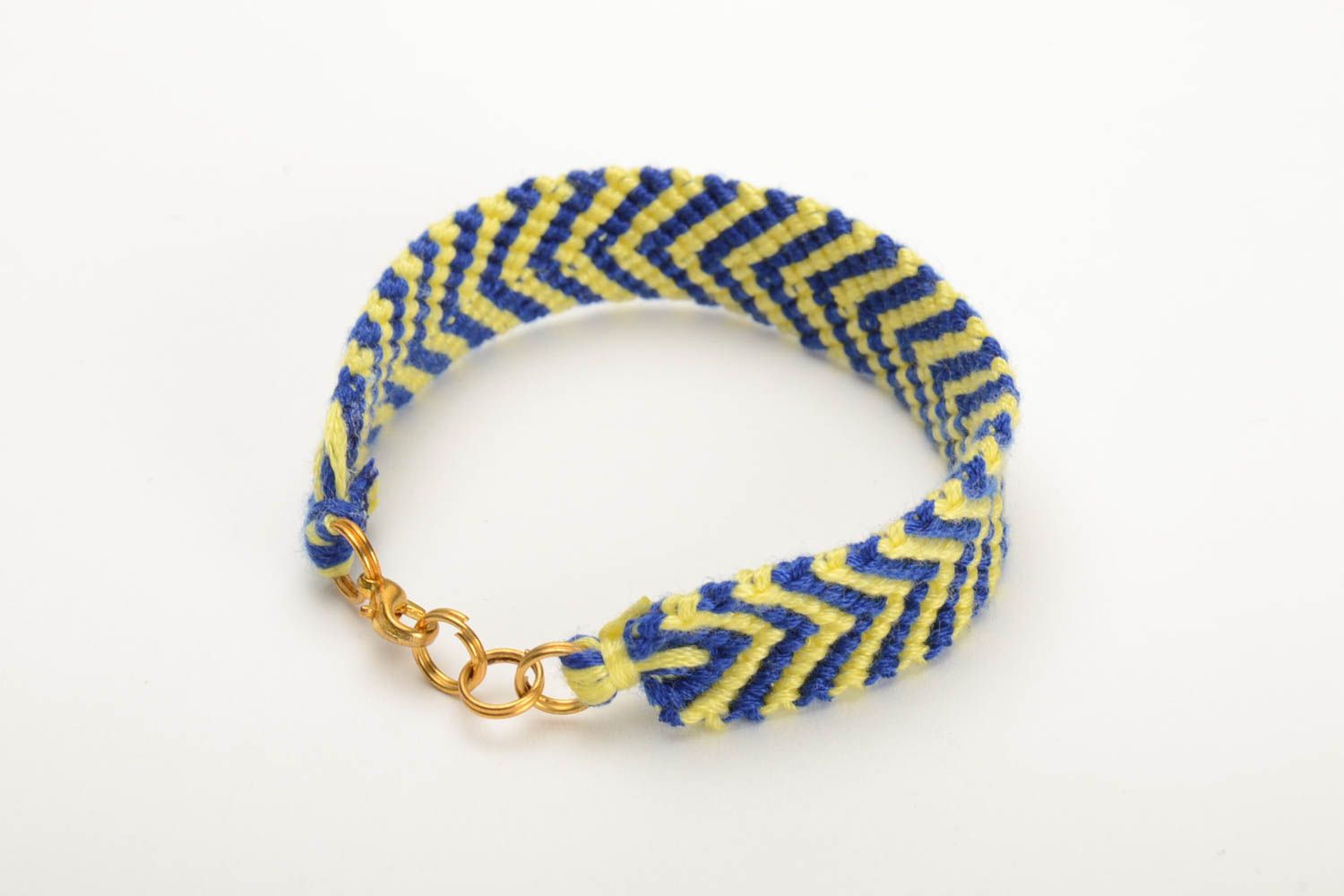 Künstlerisches gelb blaues geflochtenes Armband aus Fäden Mulinee eng handmade foto 3