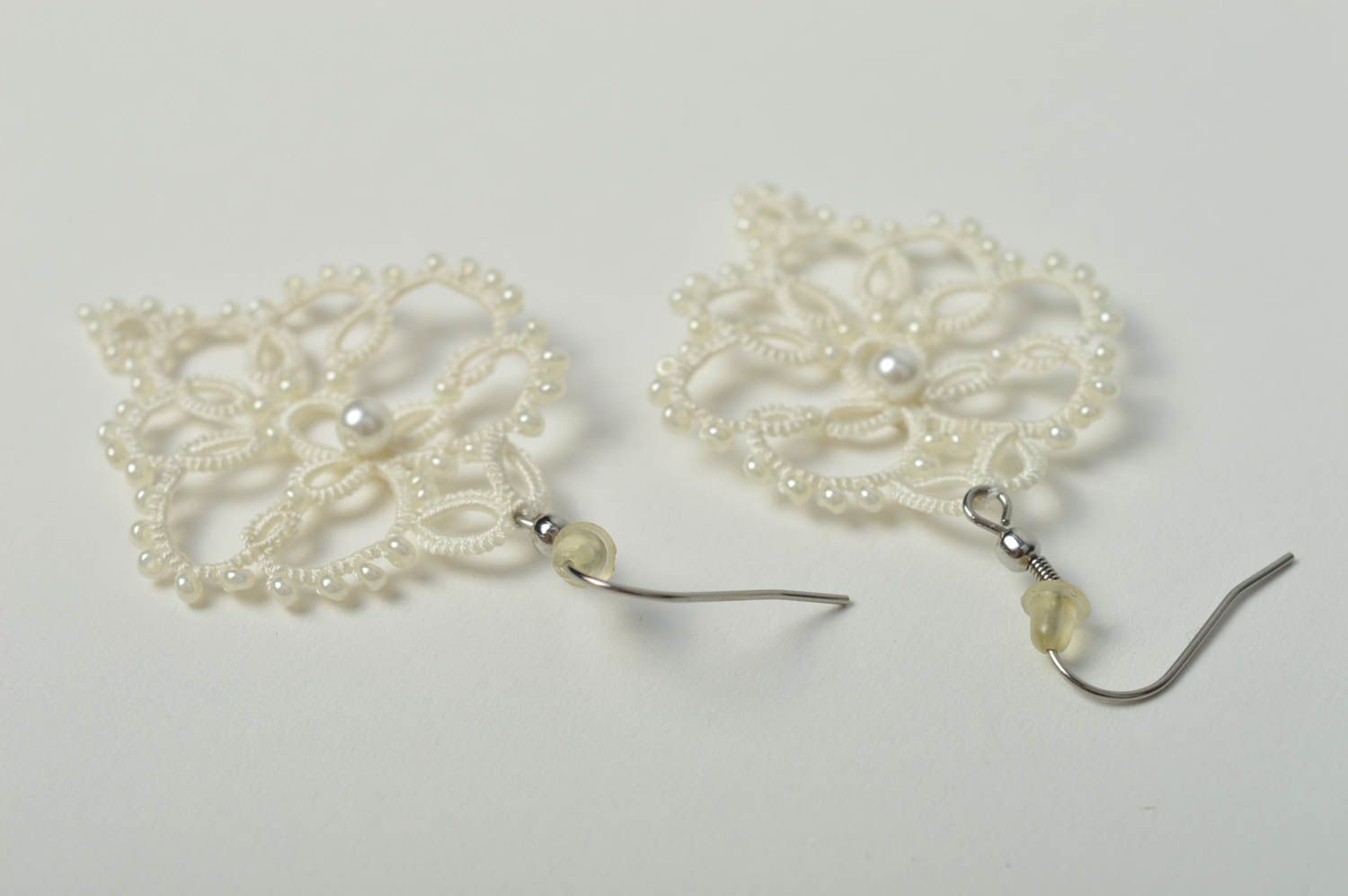 Boucles d'oreilles pendantes Bijou fait main Cadeau femme blanc design unique photo 4