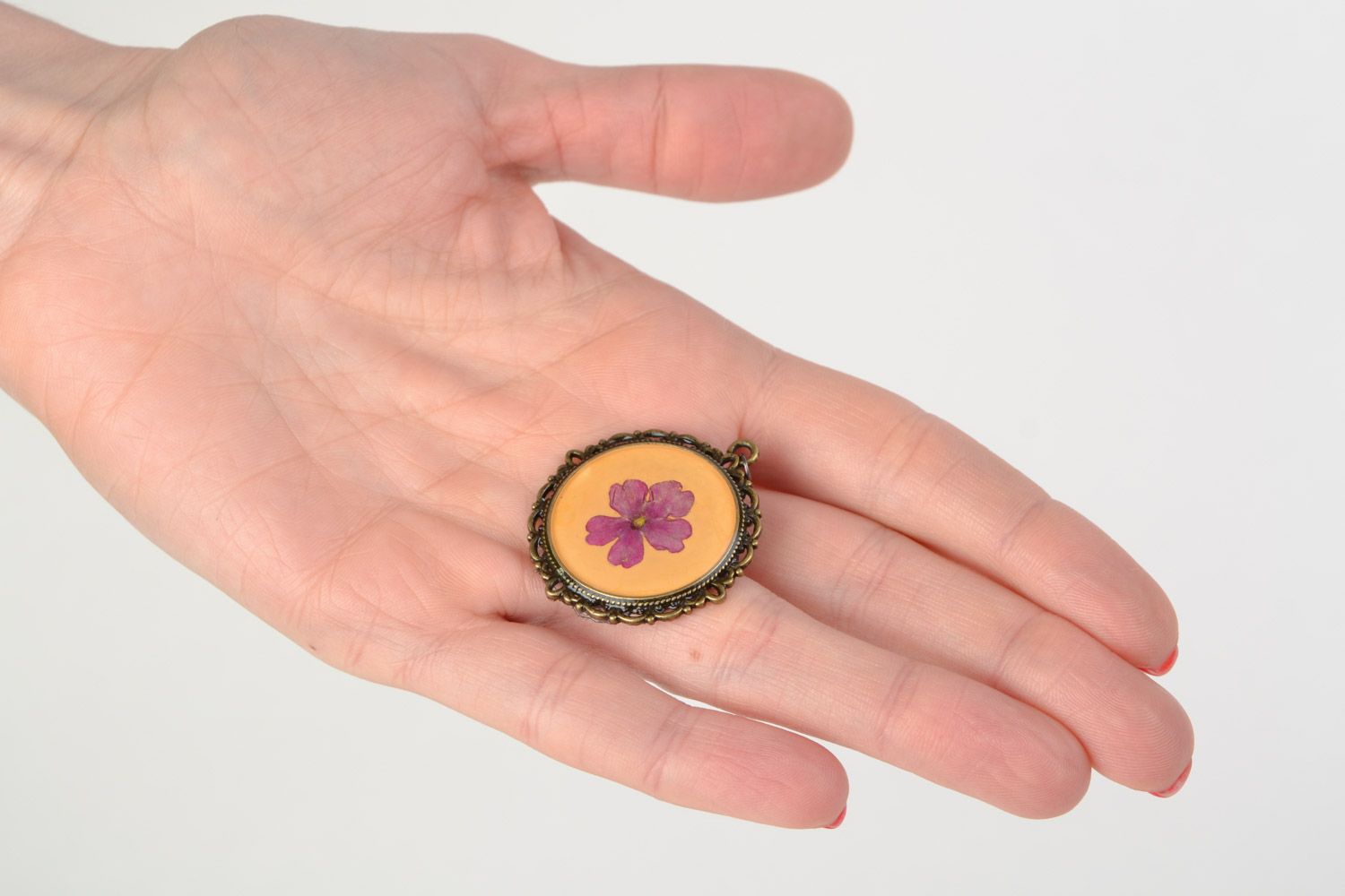 Joli pendentif fait main avec fleur en résine époxyde grand rond sans chaîne photo 2