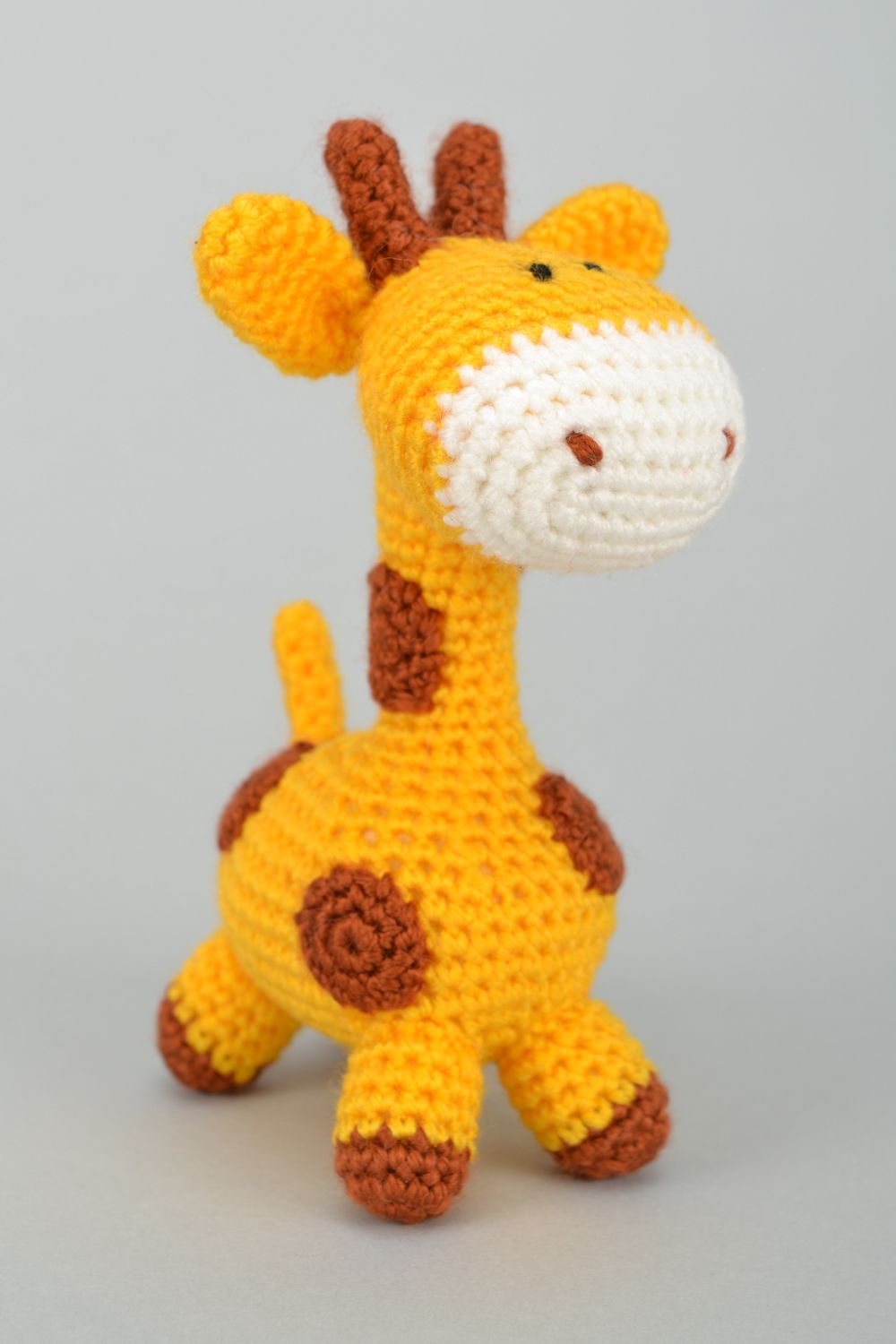 Маленькая игрушка жирафик вязаный фото 1