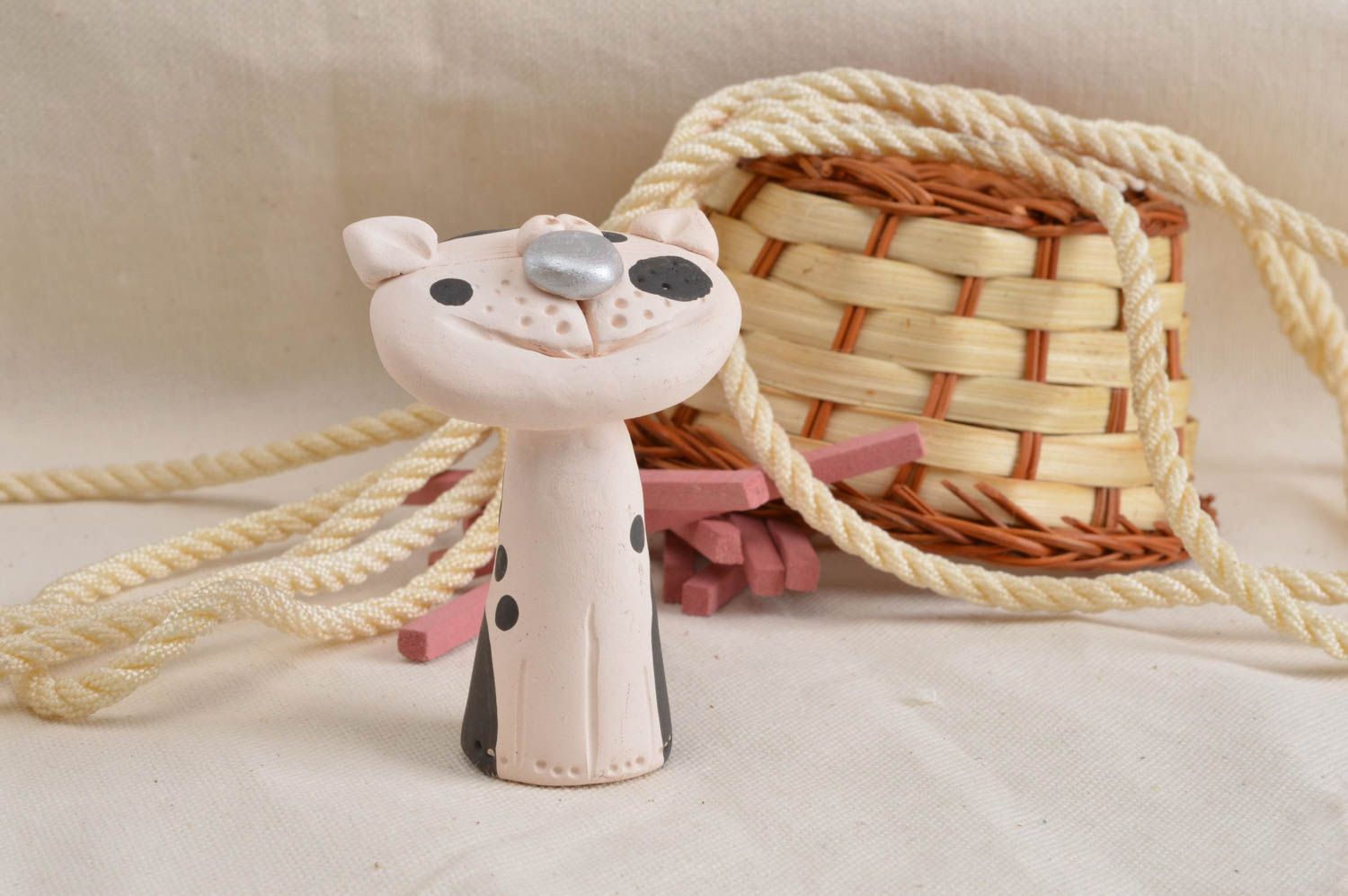 Kleine weiße handgemachte keramische Statuette Katze aus Ton für Interieur foto 1