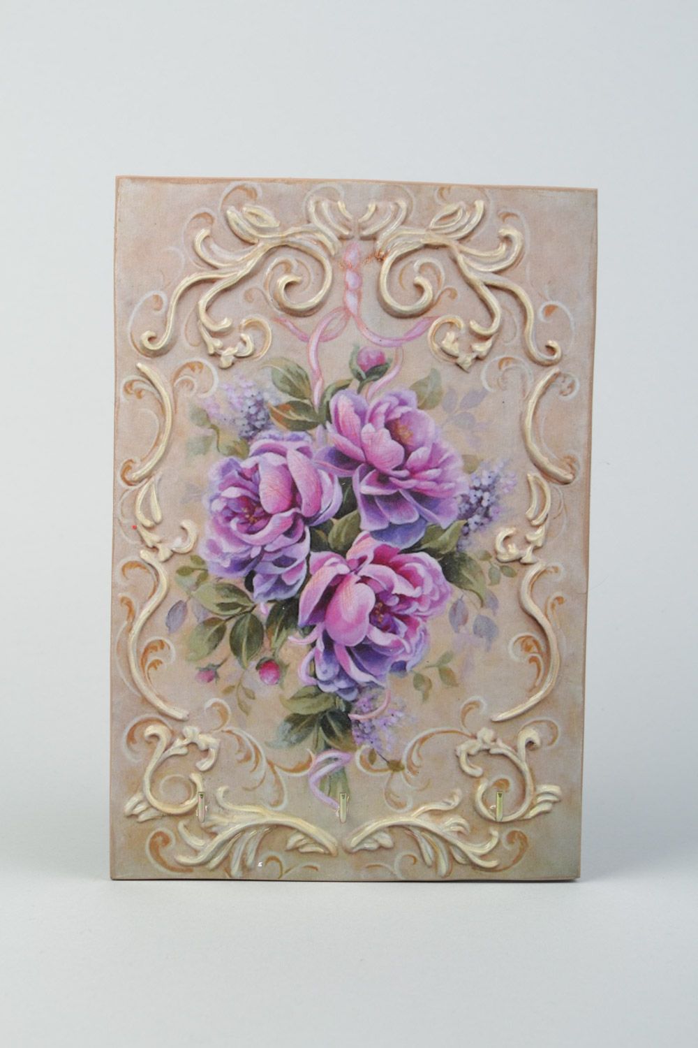 Llavero de pared de contrachapado en técnica de decoupage artesanal con tres ganchos Rosas violetas foto 1