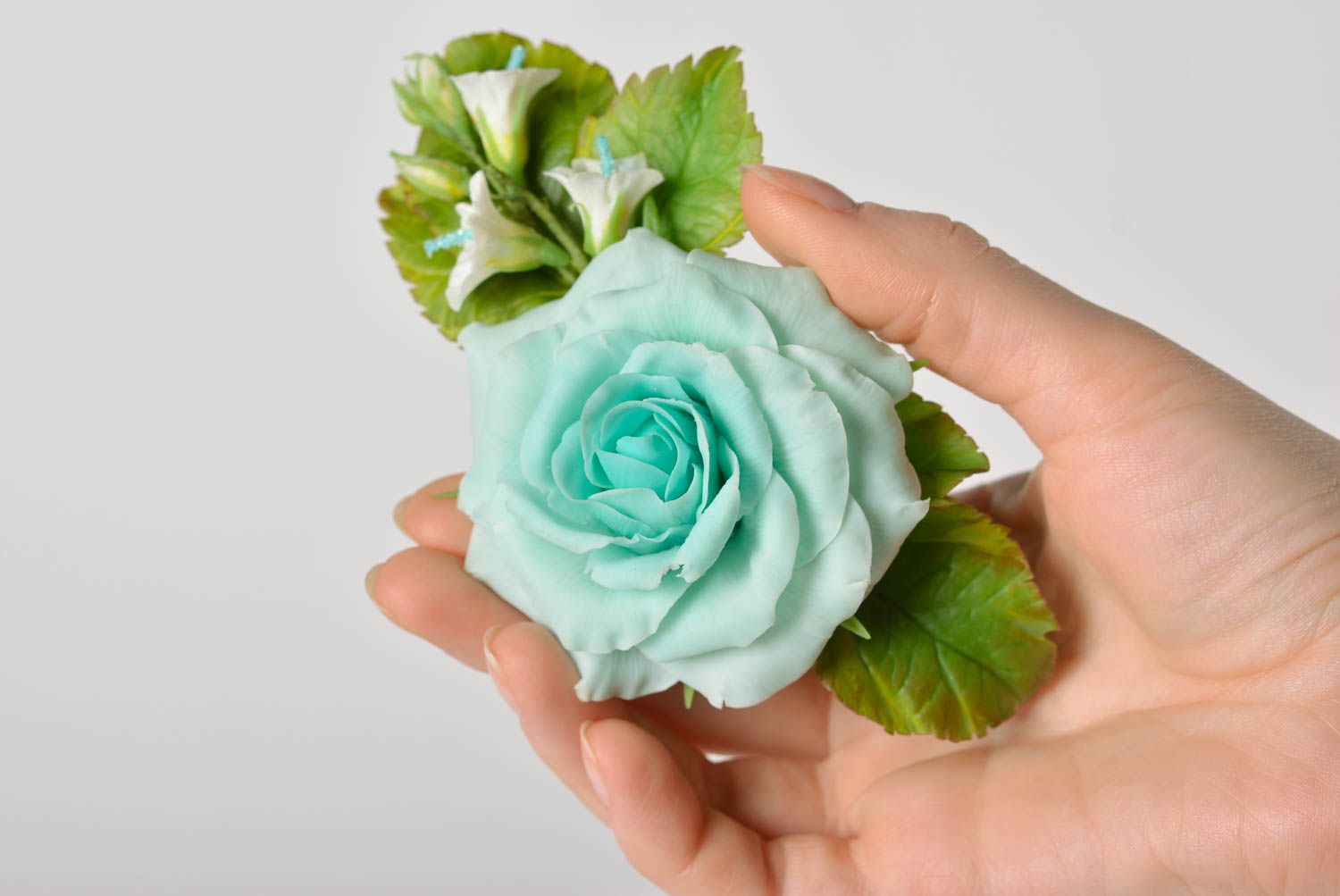 Pasador de pelo con flores de arcilla polimérica con hojas artesanal azul verde foto 1