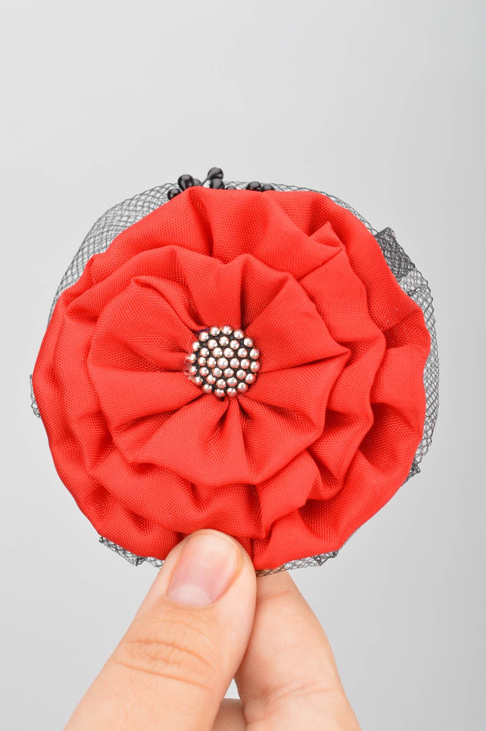 Красная атласная брошь в виде цветка в технике канзаши ручной работы нарядная фото 3