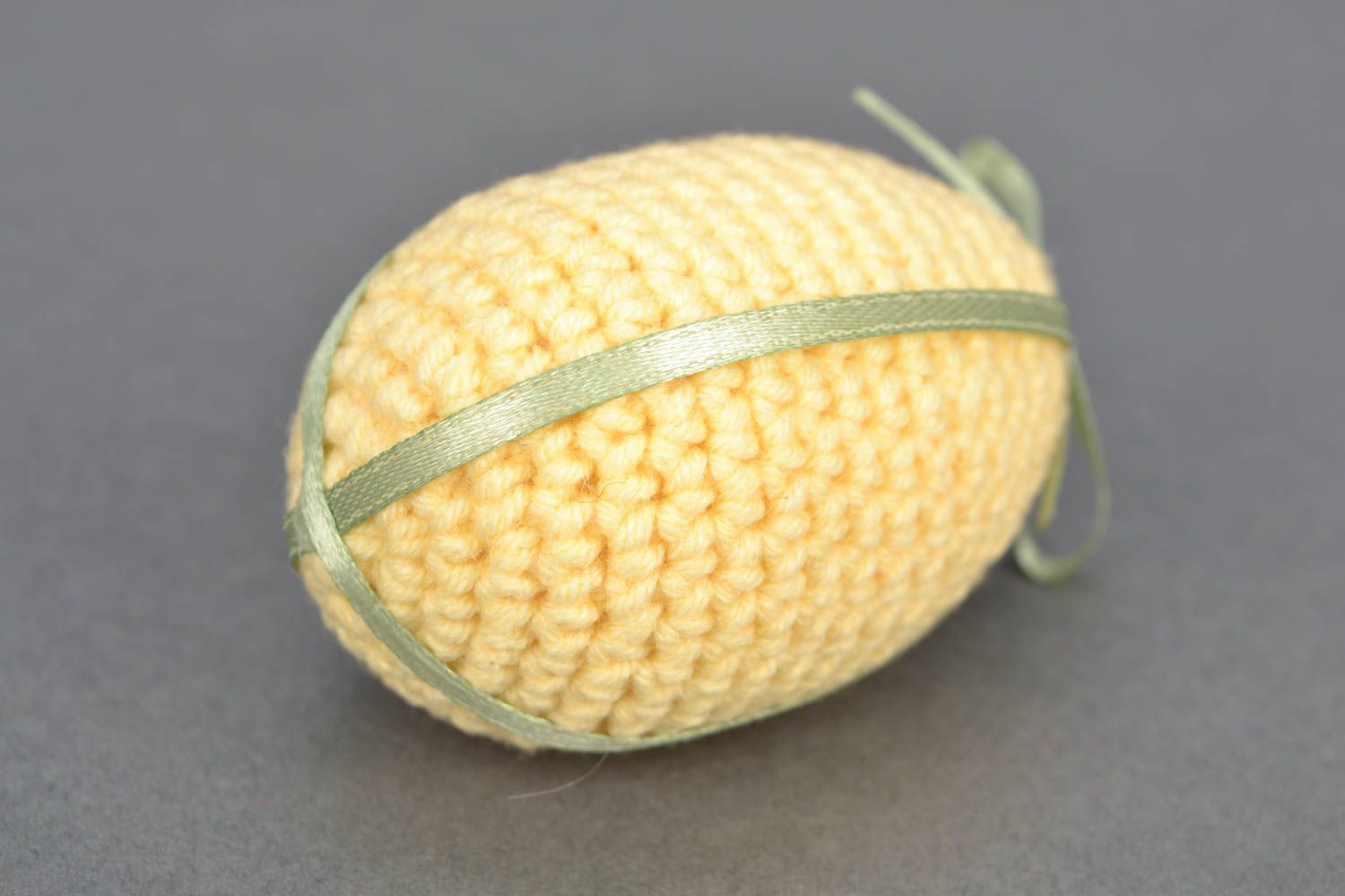 Juguete tejido con forma de huevo pascual amarillo foto 3