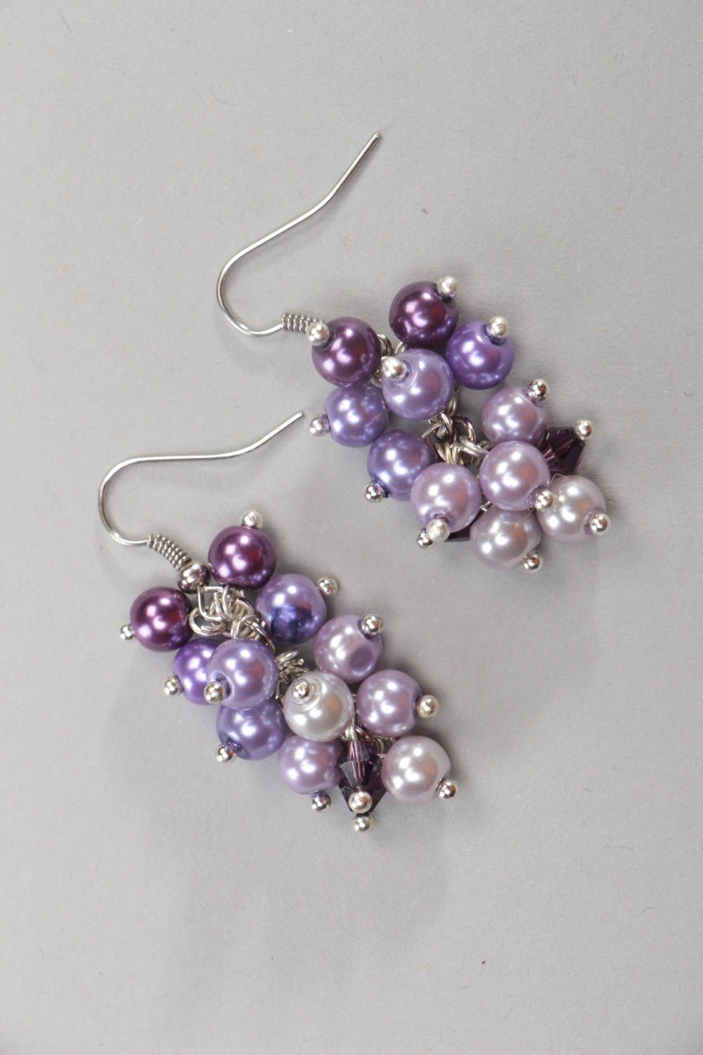 Violette schöne handmade Ohrringe aus Keramikperlen in Form der Weintrauben foto 2
