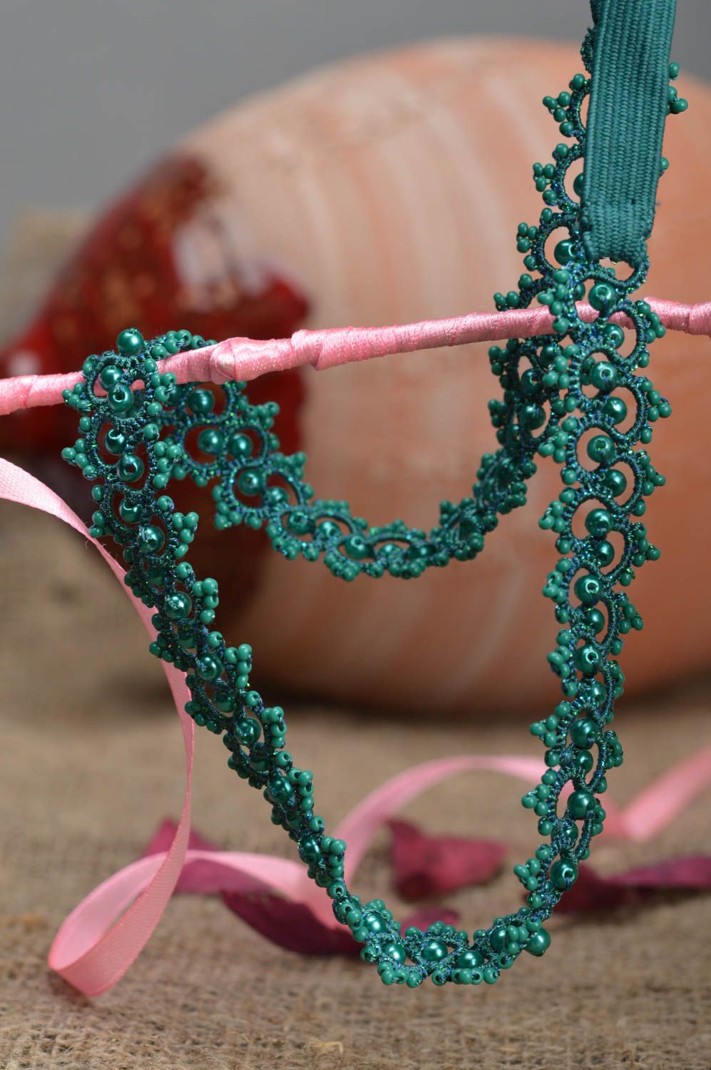 Geflochtenes grünes Haarband mit Glasperlen Frivolite Technik handmade foto 1