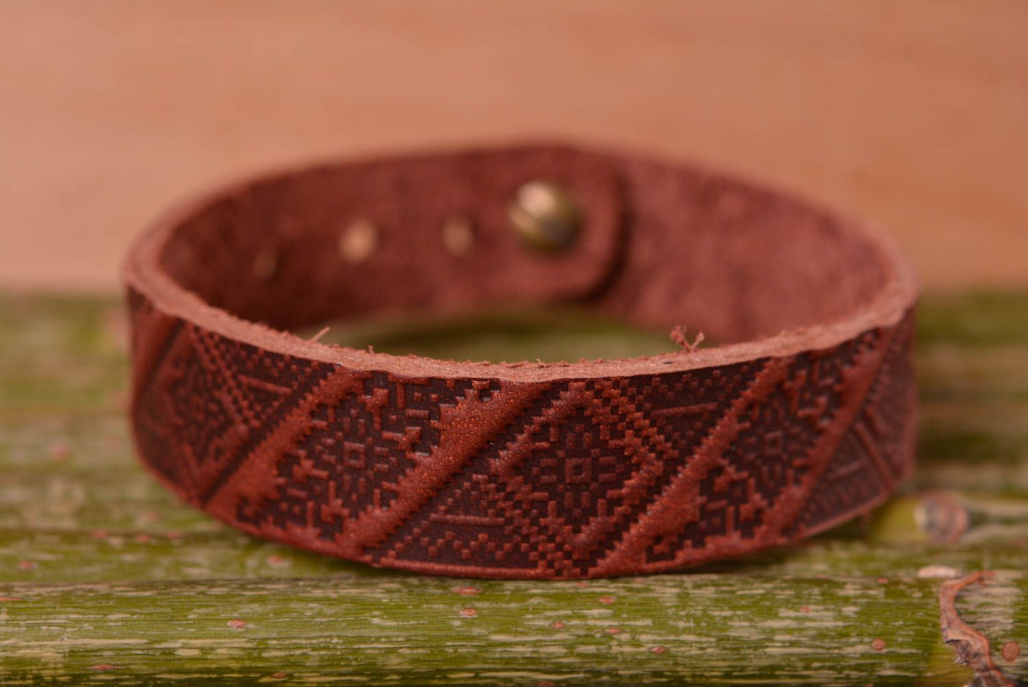 Кожаный браслет ручной работы аксессуар из кожи коричневый браслет на руку фото 1