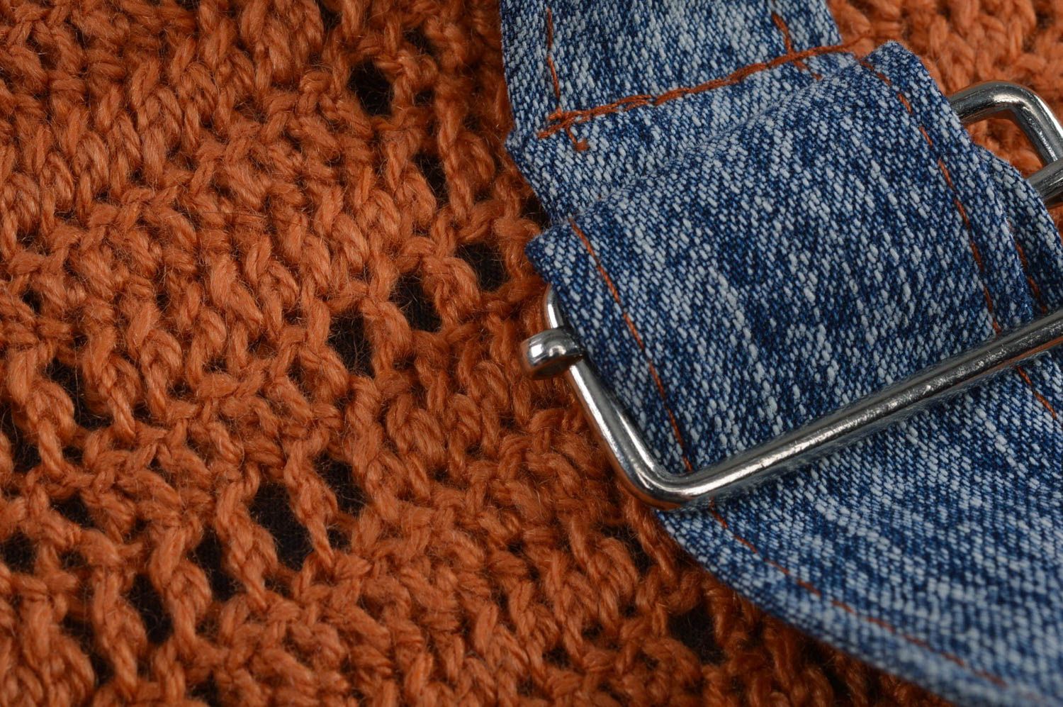 Sac à main en toile de jean fait main avec éléments tricotés beau original photo 2