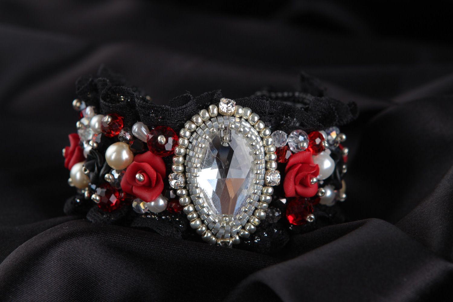 Schwarzes handgemachtes Armband mit Glasperlen und Rosen aus Polymerton für Abendkleid foto 5
