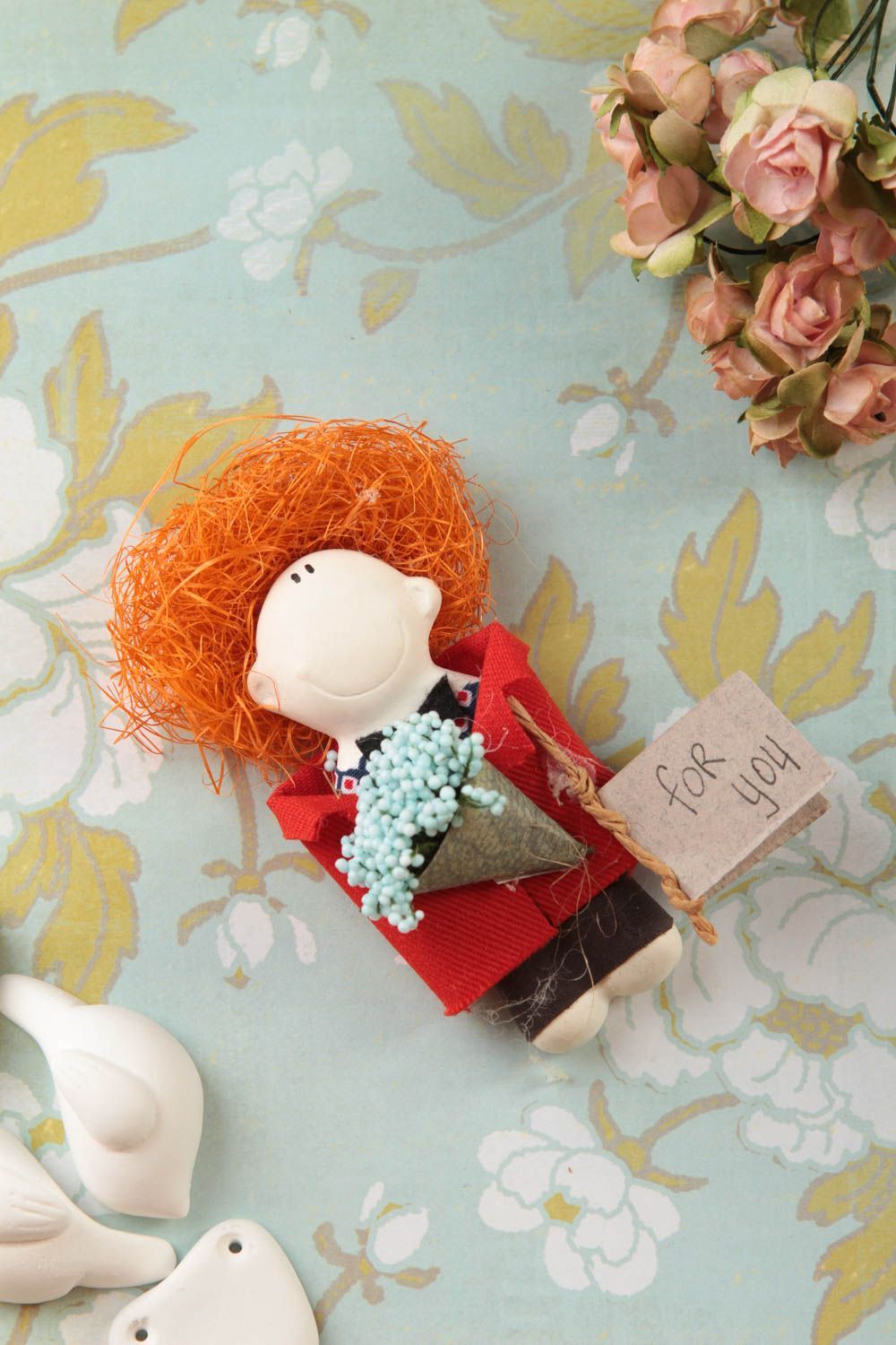 Aimant frigo fait main Petite poupée en plâtre fille rousse Déco cuisine photo 1