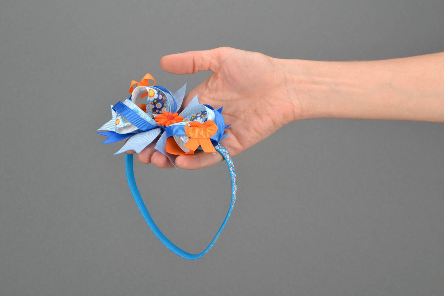 Fita para cabeça azul com uma flor cor de laranja foto 2