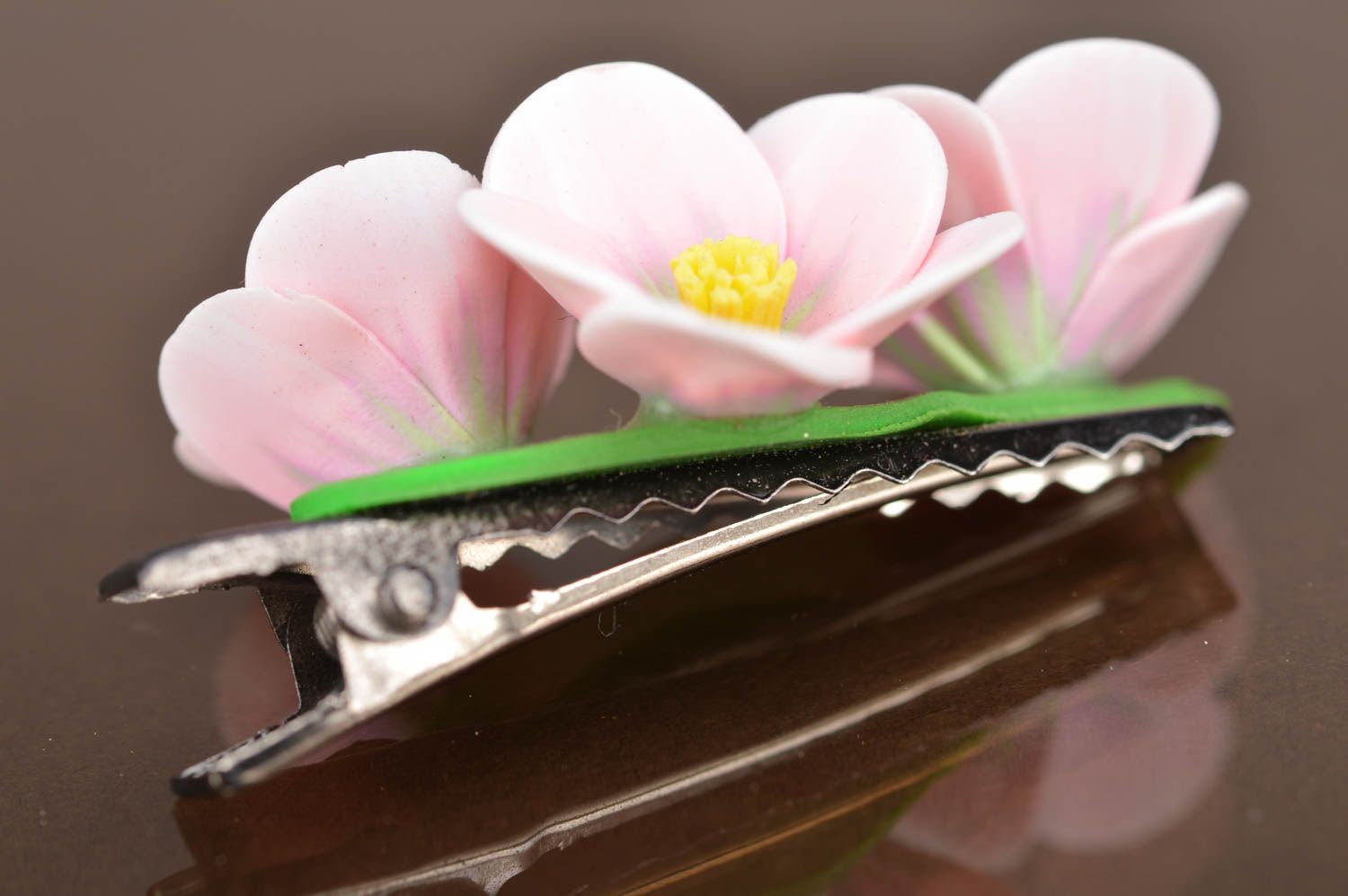 Barrette à cheveux avec belles fleurs roses Sakura faite main en pâte polymère photo 2