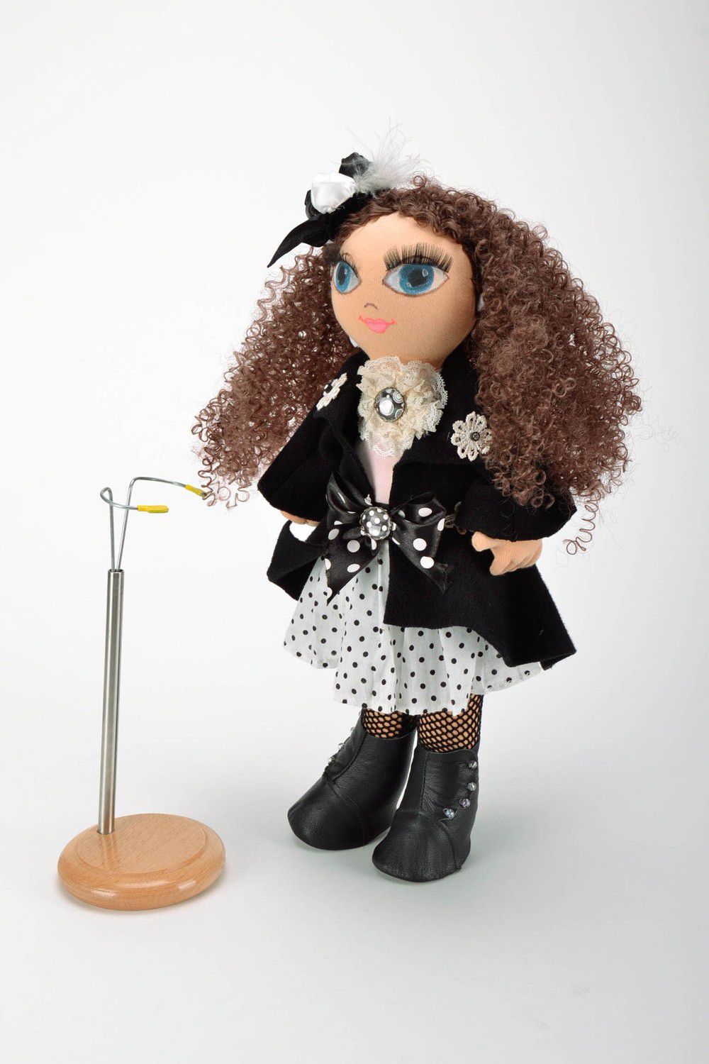 Мягкая кукла в черном с подставкой  фото 4