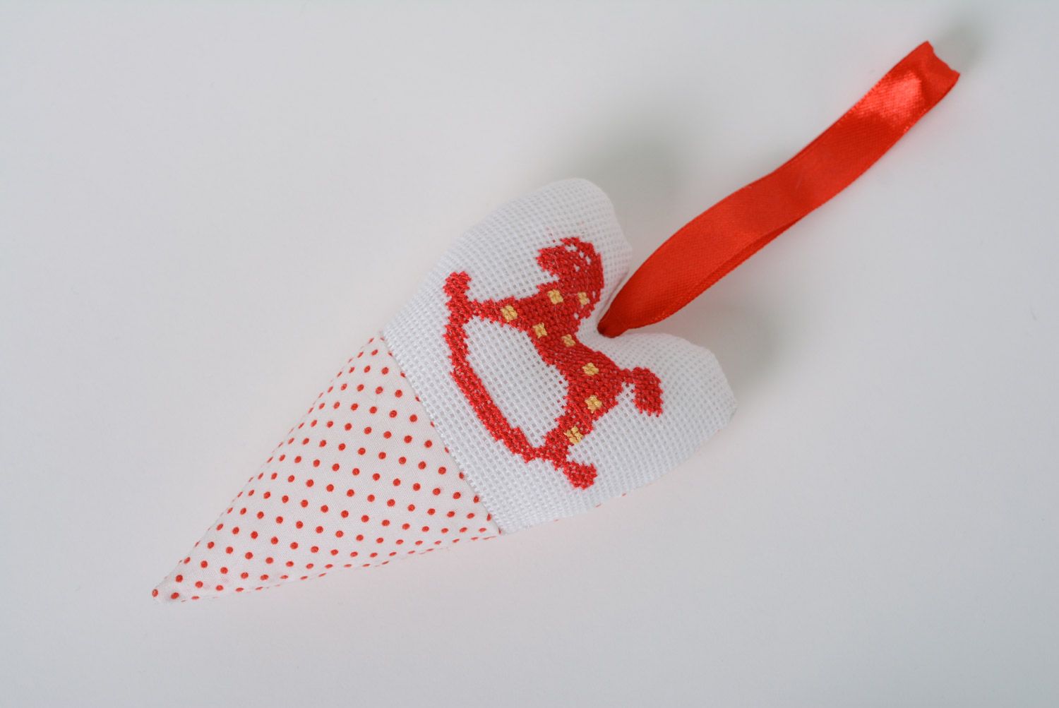 Текстильная подвеска для интерьера в форме сердца с вышивкой ручной работы красная фото 1