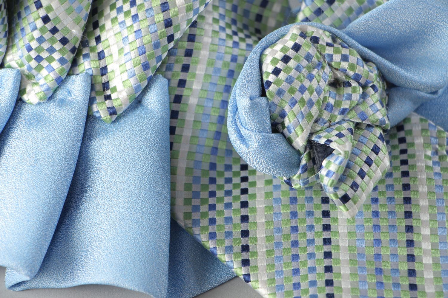 Текстильное колье из галстука голубое необычное шейное украшение фото 4