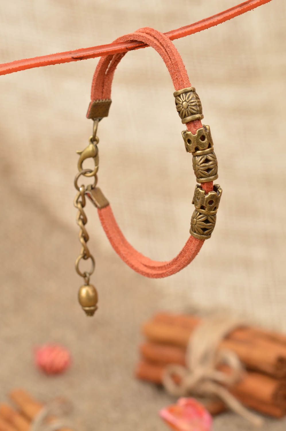 Bracelet fait main en cordons de daim et breloque métallique style casual photo 1