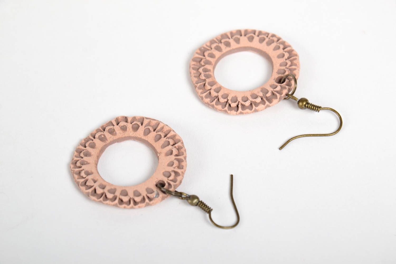 Boucles d'oreilles en céramique Bijou fait main anneaux en relief Cadeau femme photo 4