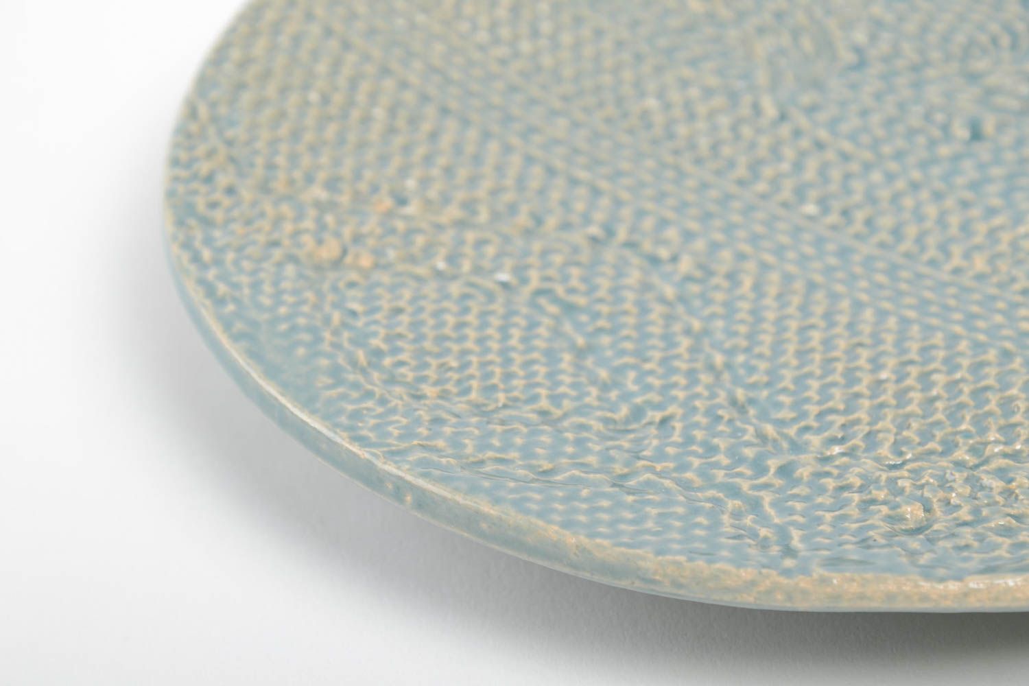 Необычная тарелка из глины круглая голубая с имитацией вязки ручная работа фото 5