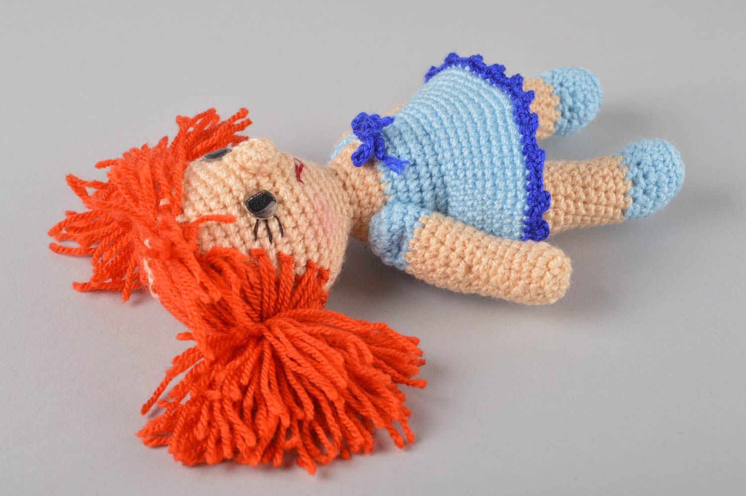 Мягкая игрушка кукла ручной работы кукла крючком в голубом платье маленькая фото 3