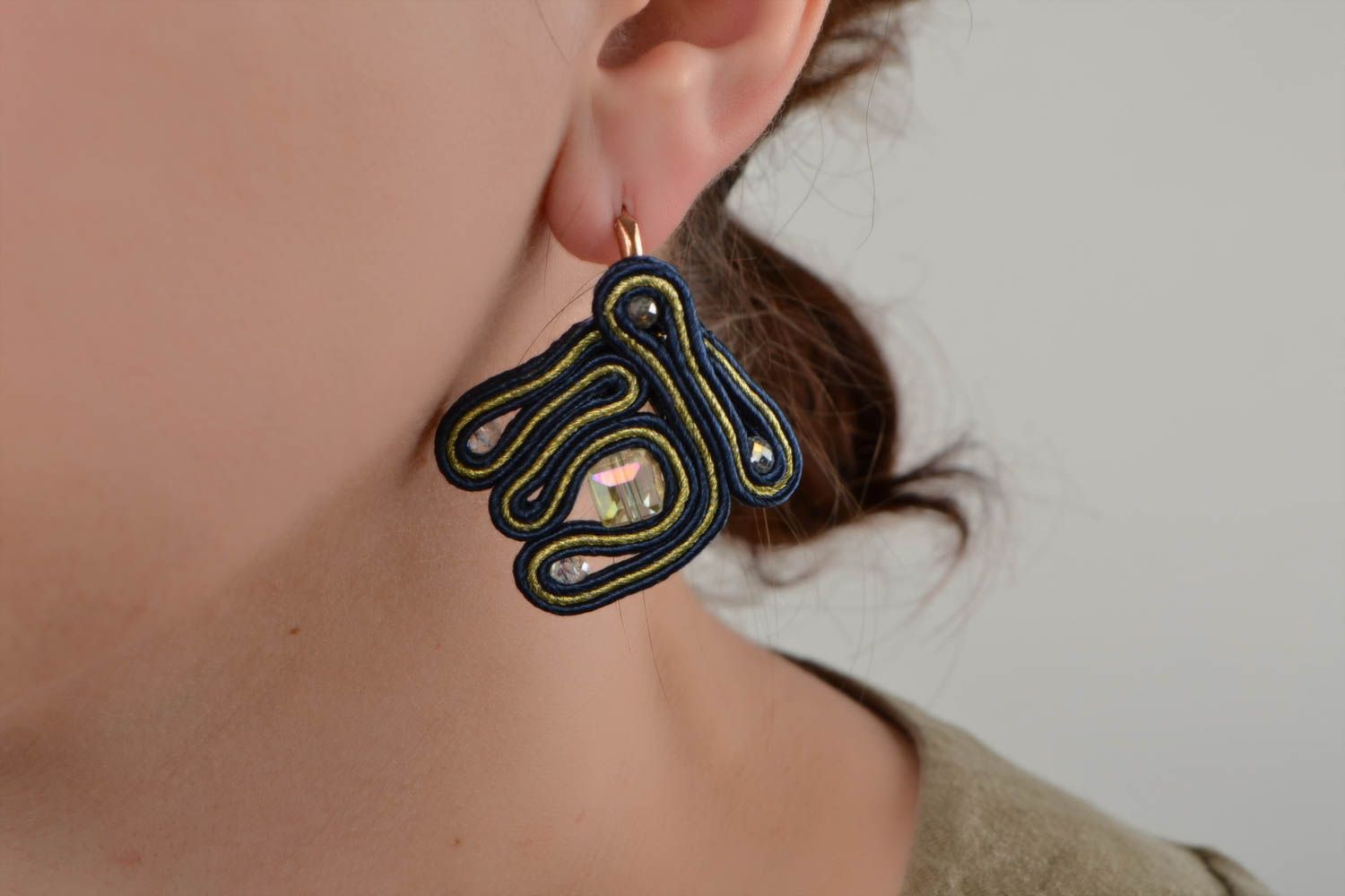 Schöne originelle dunkelblaue Soutache Ohrringe mit Kristall handmade foto 2