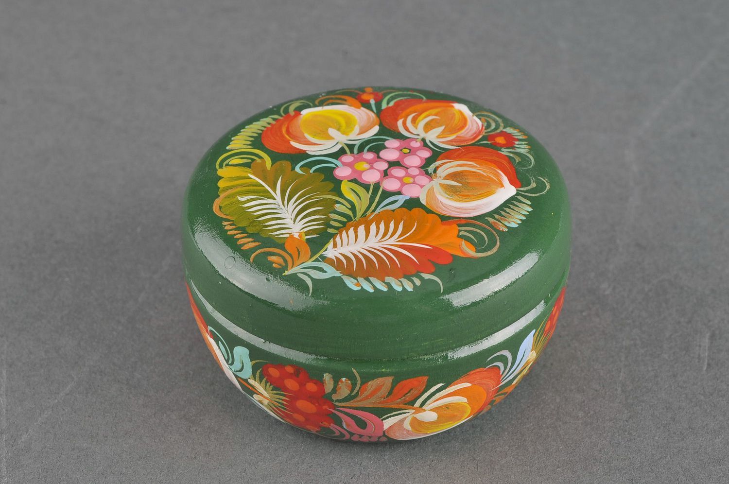 Patterned round box made of basswood photo 1