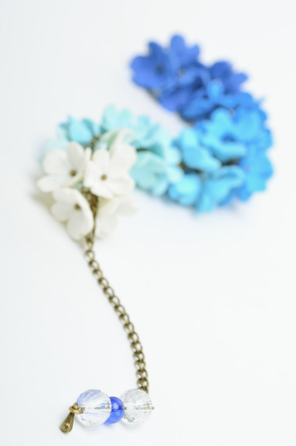 Blaues Armband aus Polymerton an der Kette mit Blumen zart originell Handarbeit foto 5
