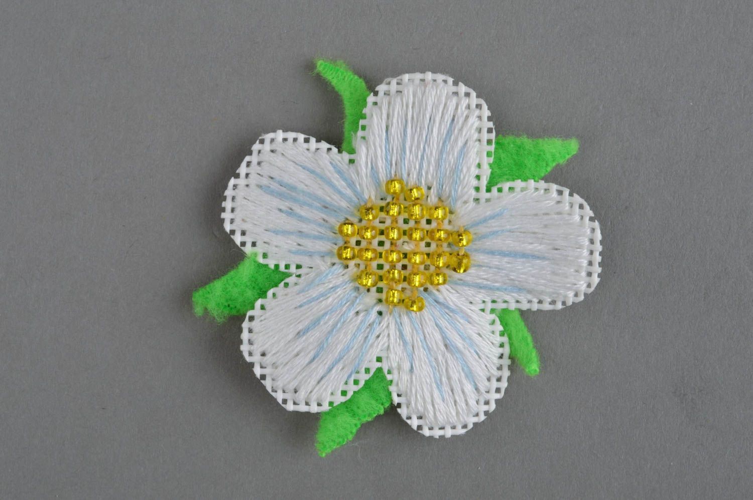 Декоративный цветок из ткани и бисера ручной работы для декорирования  фото 2