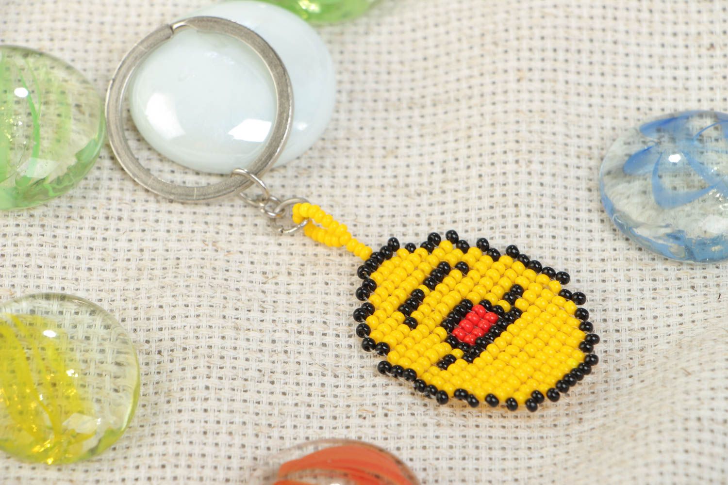 Handgemachter lustiger gelber Smile Schlüsselanhänger aus Glasperlen für Kinder foto 1