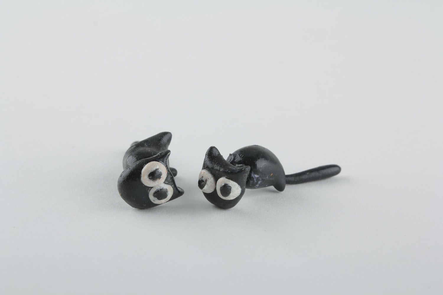 Orecchini finti fatti a mano a forma di gatto nero accessorio originale da donna foto 2
