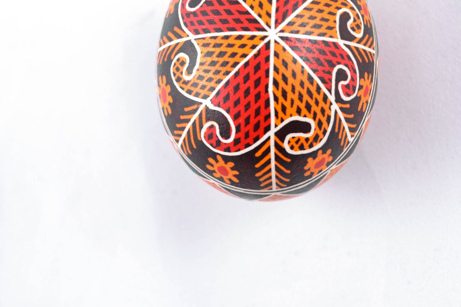 Huevo de Pascua pintado con ornamentos de plantas  foto 5