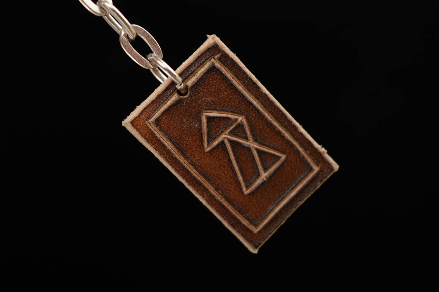 Porte-clé en cuir naturel avec runes pour passer les examens fait main photo 4