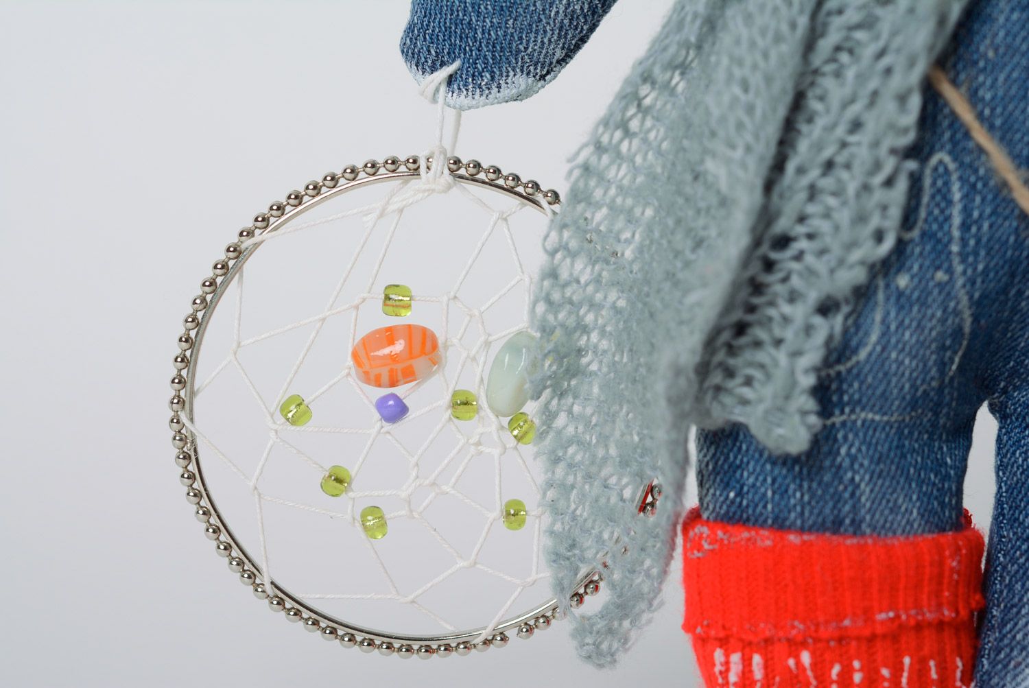 Handgemachtes Spielzeug aus Textil in Form des Katers mit dekorativen Elementen foto 4