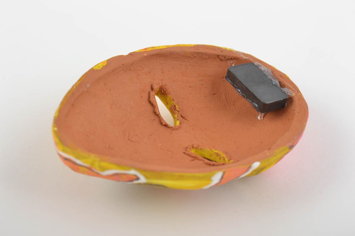 Яркий магнит на холодильник в виде сувенирной маски из глины ручной работы фото 4