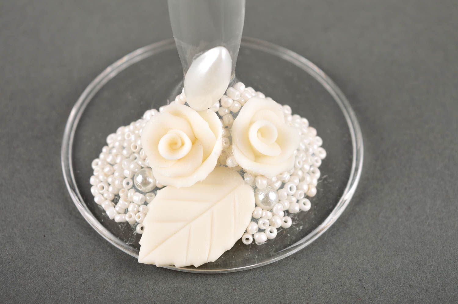 Свадебные бокалы ручной работы свадебные фужеры красивые бокалы с белыми розами фото 4