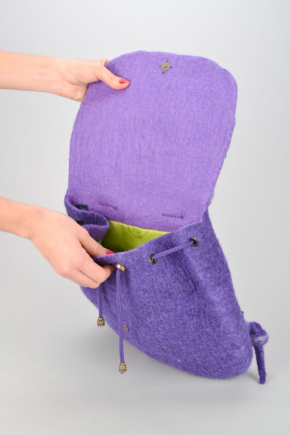 Mala-mochila em cor de lilás feita à mão de tecido  foto 2