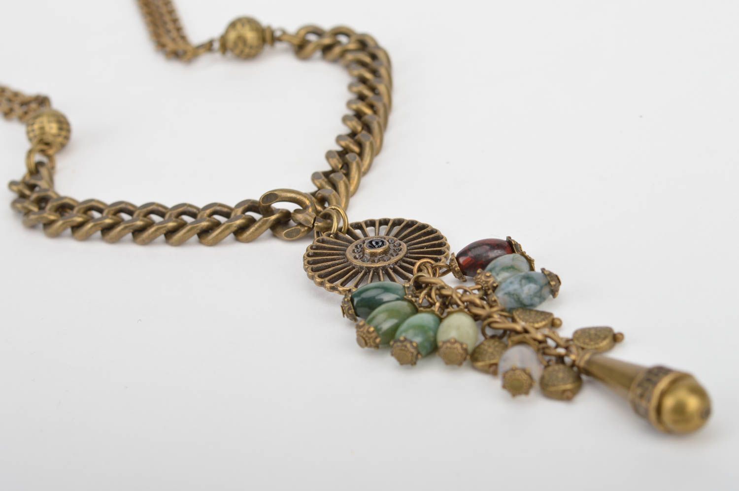 Collier métallique sur chaîne avec pendentif rond fait main accessoire design photo 3